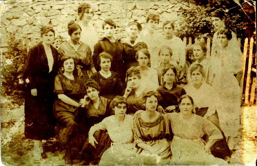 Uprava Kola Srpskih Sestara u Kumanovu pri polasku za Beograd u leto 1920. godine