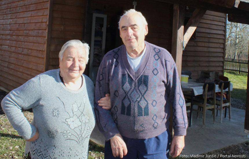 Branka i Simo Kulović ispred montažne drvenjare (foto Vladimir Jurišić )