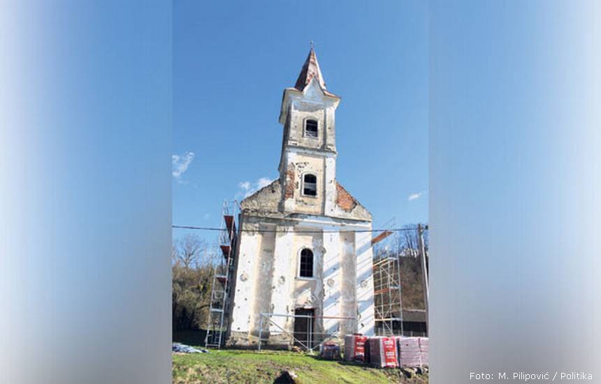 Foto Milan Pilipovic Ostecena pravoslavna crkva u selu Caglic kod Lipika