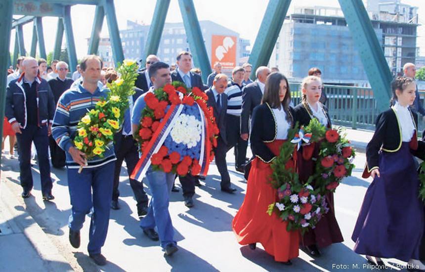 Odavanje pošte poginulim Slavoncima na Savskom mostu u Gradišci (Foto/ Milan Pilipović )