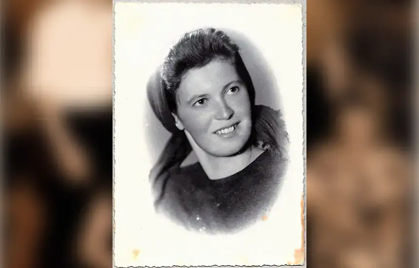 BLJESAK ZLATNE DVOJKE NA DEBELOJ KOSI