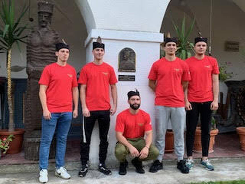 Sokoli ispred spomen ploce