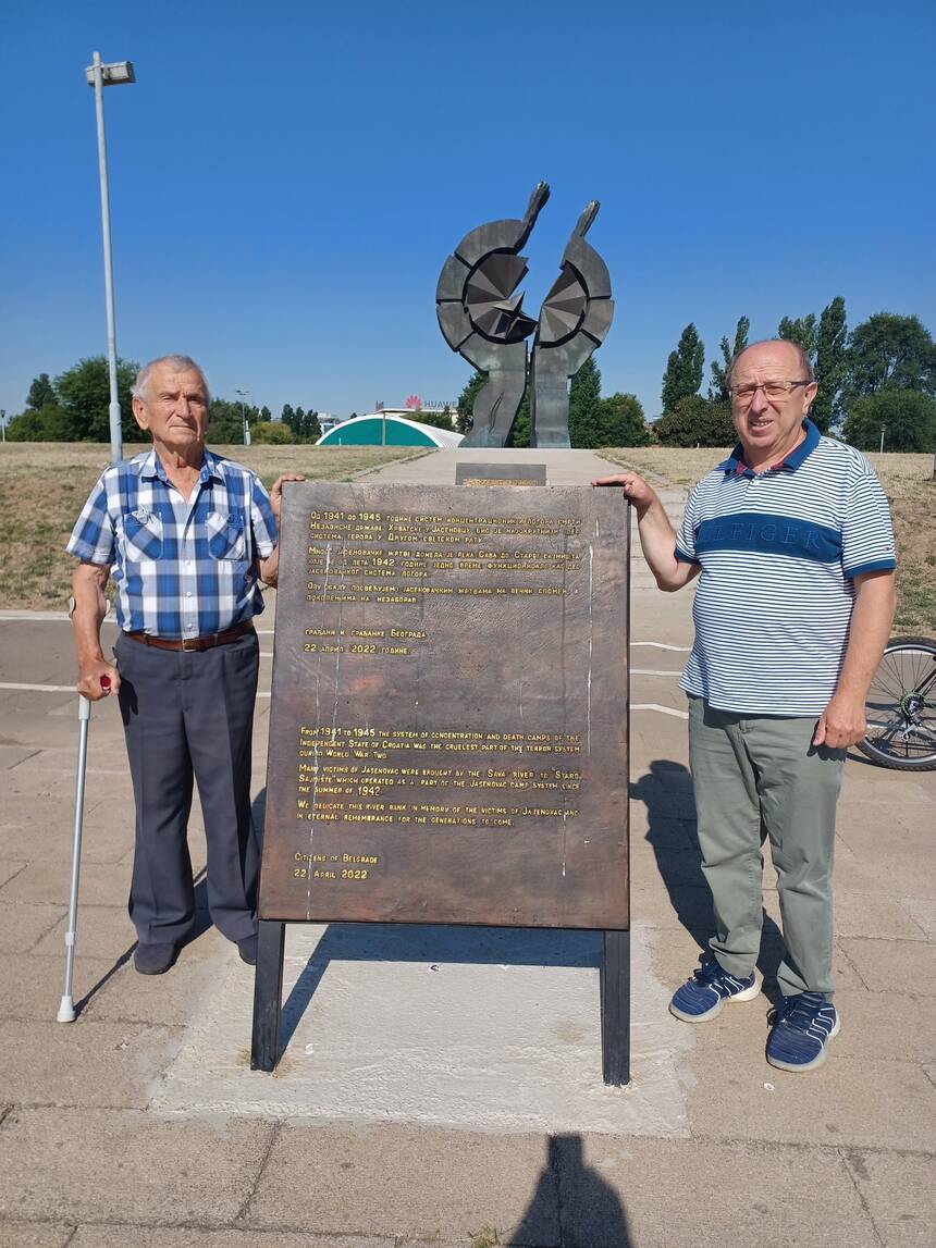 Vaso i Svetozar Dančuo na mestu Logora Staro sajmište u Beogradu