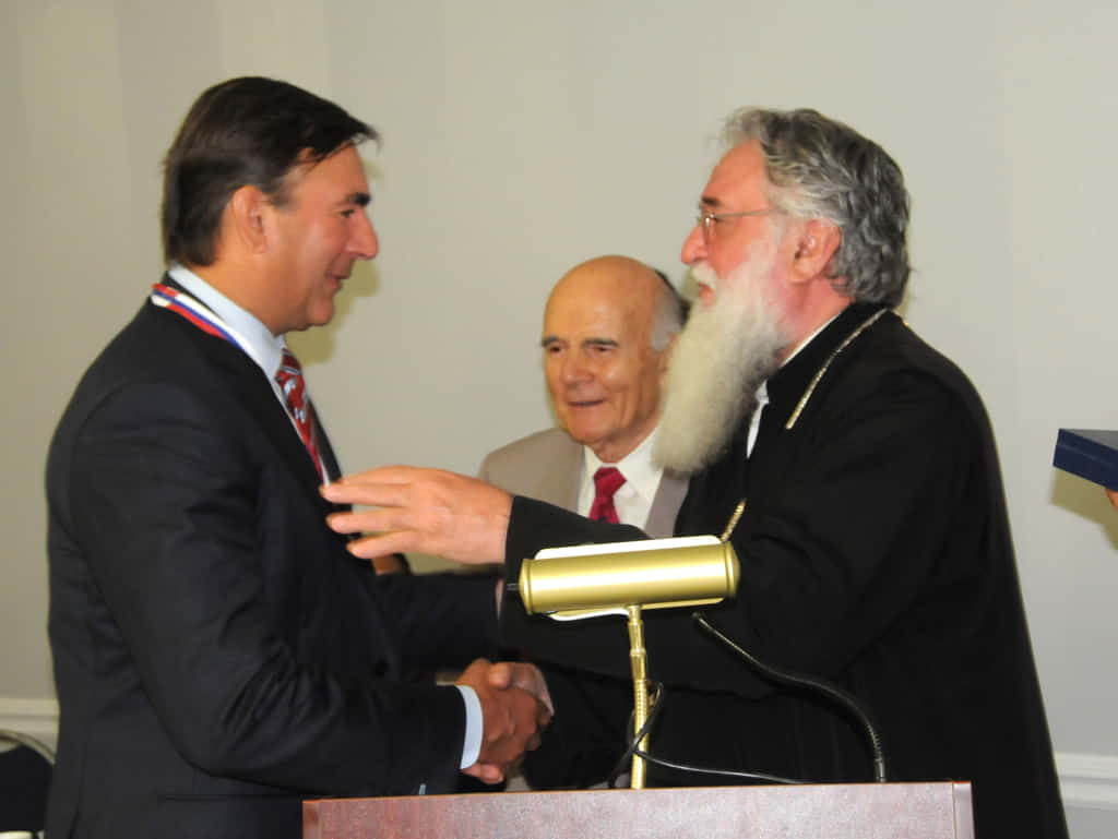 Vladika Longin uručuje orden prof. dr Milanu Mrkšiću