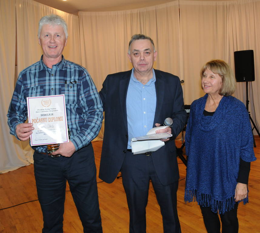 Dragan Čupić prima priznanje za najbolje crno vino