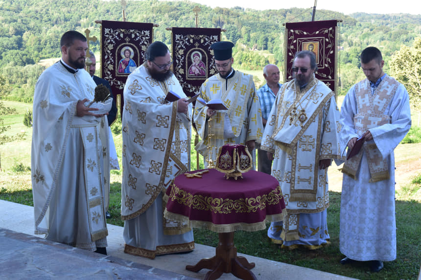 Osvećenju hrama načelstvovao je vladika Gerasim uz saluženje sveštenika eparhije