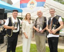 Generalna konzulica BiH Tatijana Telić sa pobednicima Perom Vlajnićem, Perom Stanojčićem i Slađanom Ćećezom
