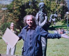 Боро Капетановић као добитник Печата вароши сремскокарловачке на Стражилову поред споменика Бранку 9. септембра 2006.