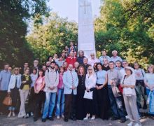 Боро Капетановић с песницима и уметницима на Бранковом гробу на Стражилову 2006.