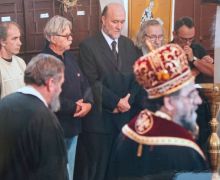 Боро Капетановић, Љубивоје Ршумовић, Ненад Грујичић и Братислав Милановић са владиком сремским Василијем у Сремским Карловцима 2006.